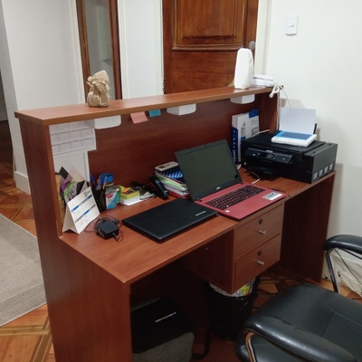 Instalación de enchufes en mueble de recepción oficina OTEC