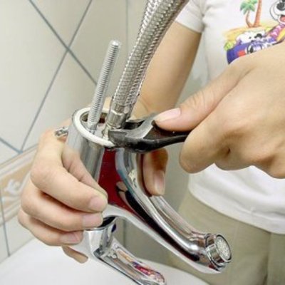 Instalación variada de grifería baño y cocina