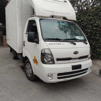 Camioneta Kia frontier cerrada y equipada.