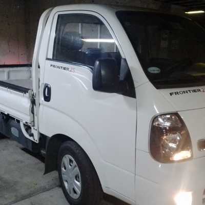 Camioneta Kia frontier abierta y equipada.