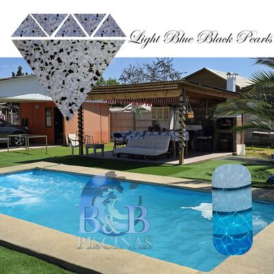 Piscina con revestimiento Light Blue Black Pearls.