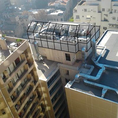 Proyección de paneles acústicos en azotea de edificio.