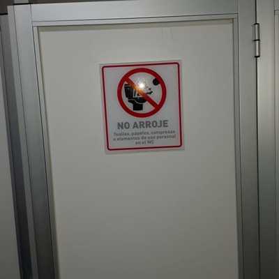 Instalación de letreros informativos en edificio.