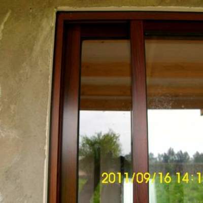 ventana color madera