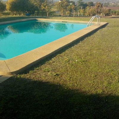 Corte de césped al rededor de piscina