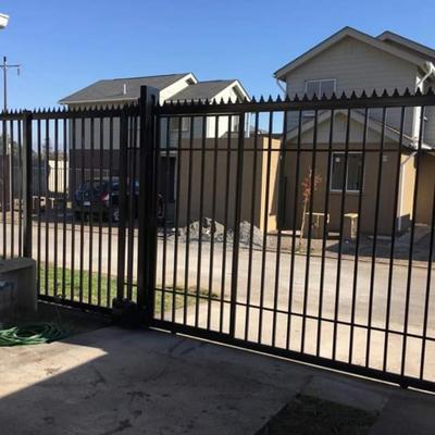 Reja con portón automatizado