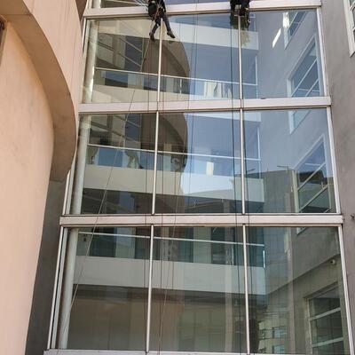 instalacion de cristal de gran dimesion con sistema de seguridad para colgarse y grua