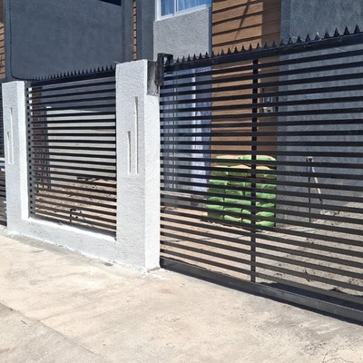 REJA METALICA CON PILARES DE CEMENTO