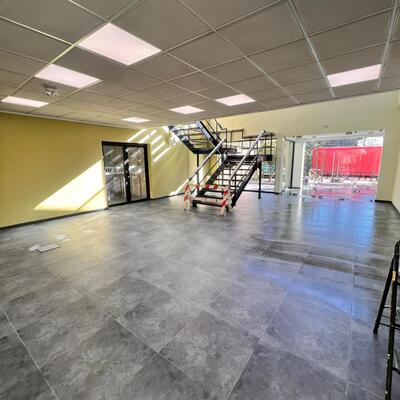 Habilitación de local comercial con cielo americano y piso cerámico.