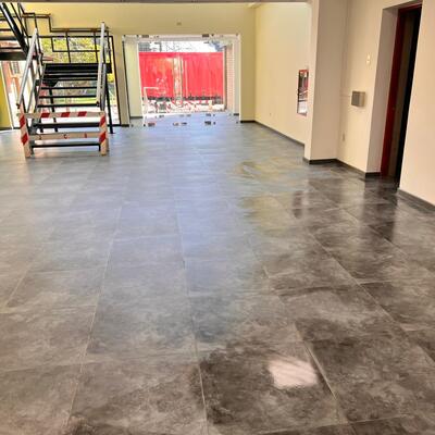 Remodelación interior de espacio amplio con escalera metálica.