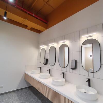 Baños de oficina corporativo