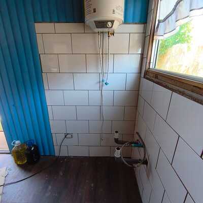 Piso vinílico y cerámico en muro