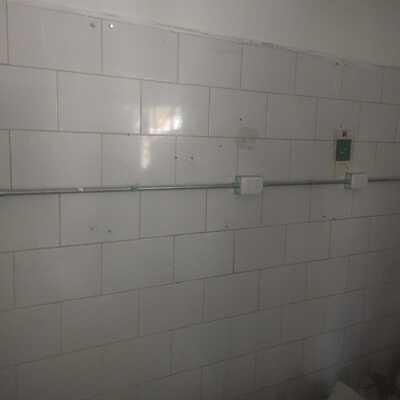 Instalación eléctrica a la vista sobre un muro cerámico