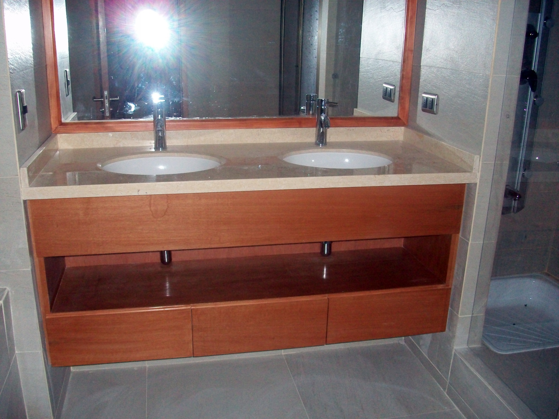 Mueble Banitorio con espejo.