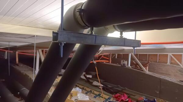 Soporte metálico a medida para redes HVAC con carga vertical