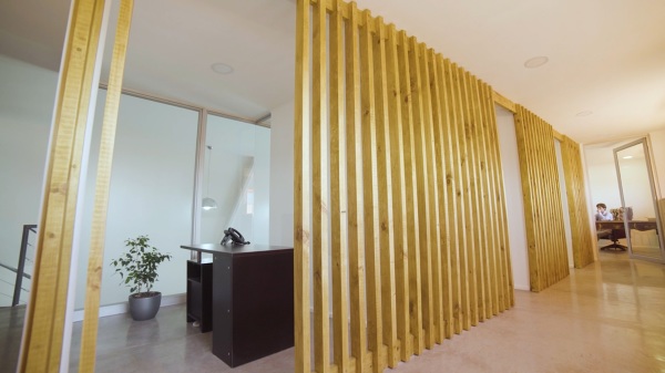 Cierre de madera en oficinas