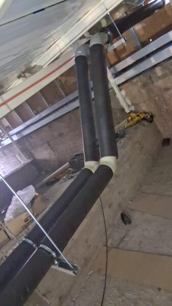 Redes HVAC en cielo técnico con aislamiento térmico