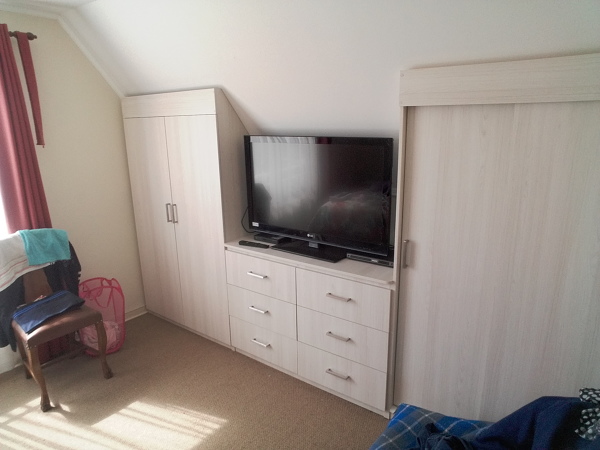 closet en dormitorio con techo en A