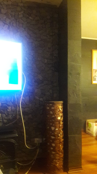 Muro rustico en piedra con pilar de piedra pizarra