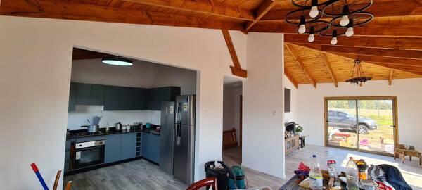 Vigas a la vista en living comedor