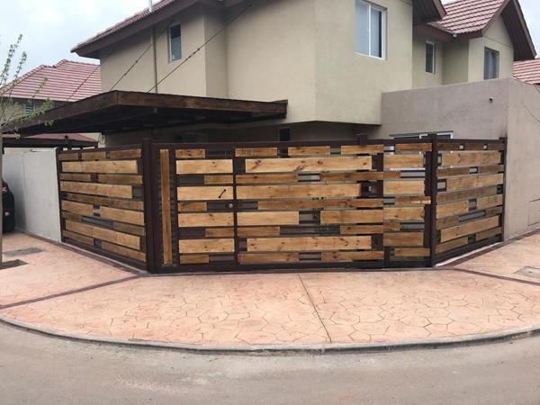 Portón y cobertizo metal/madera