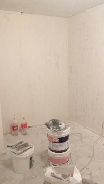 Yeso y pasta muro en living