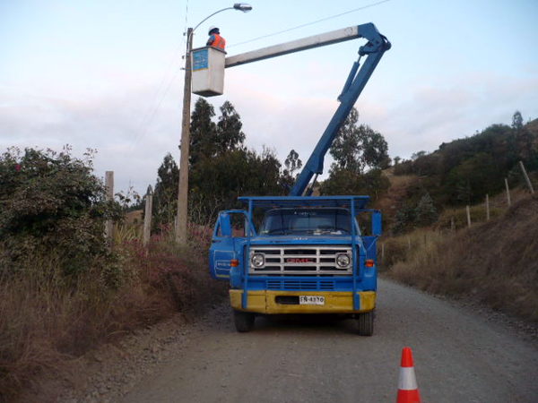 camión alza hombre para mantención de alumbrado público con alcance de 11 m