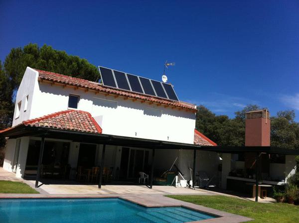 CASA con panel de ACS solar y piscina