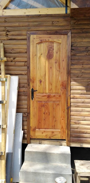 Puerta trasera barnizada embutida