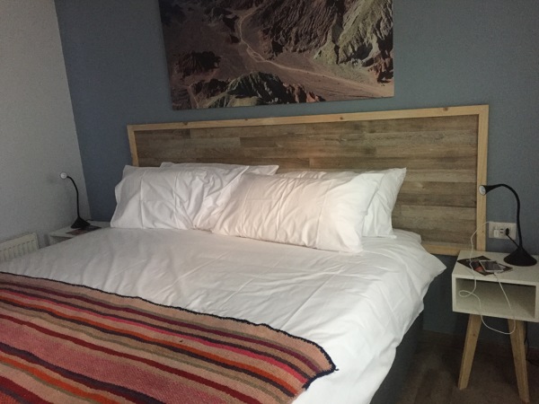 DORMITORIO    CON  RESPALDO  DE VINILICO