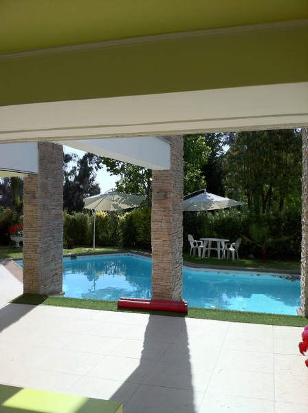 Detalle piscina y Quincho Casa Sauma