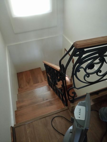 Escalera con pasamanos metalico