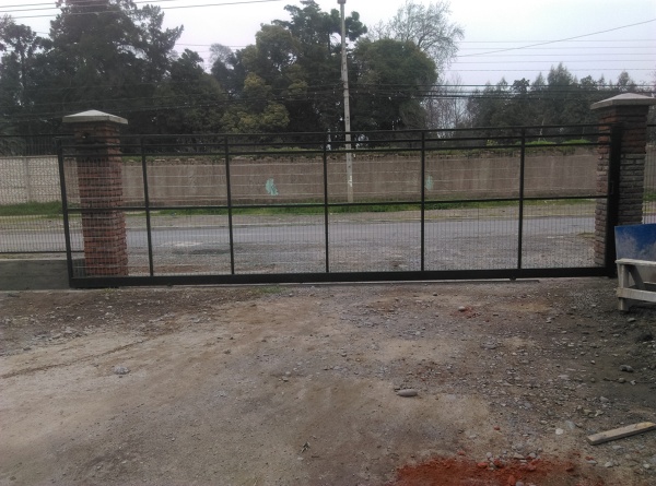 Porton de 9 metros con Pilares de ladrillo