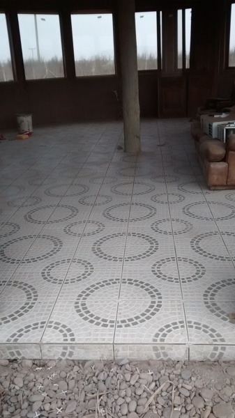 Instalación cerámicos piso rústico con diseño en comedor