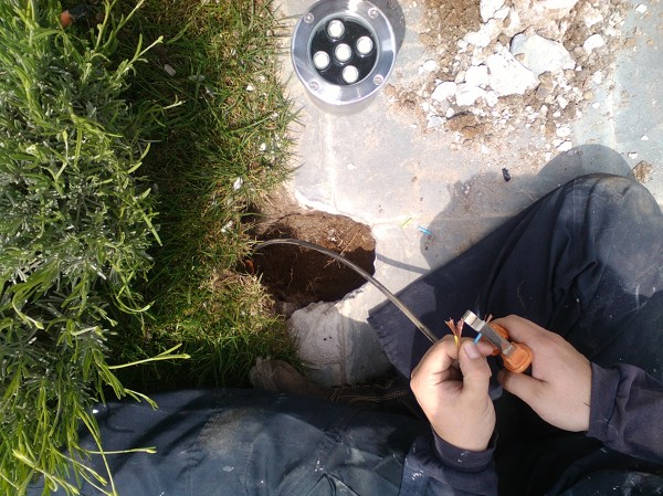 INSTALACION DE FOCOS DE PISO