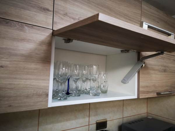 Mueble de cocina con brazo elevable Hafele