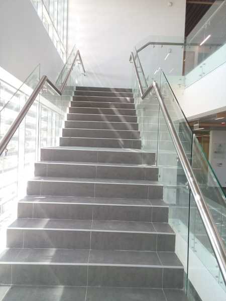 Escala barandas de cristal apernadas.4