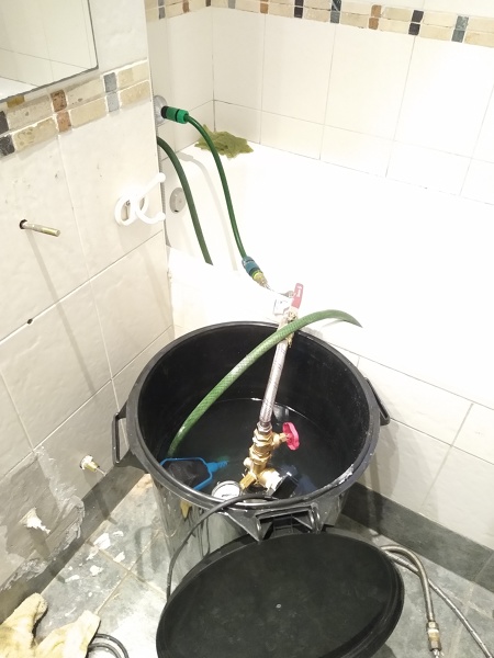 Limpieza química en red de duchasy baños
