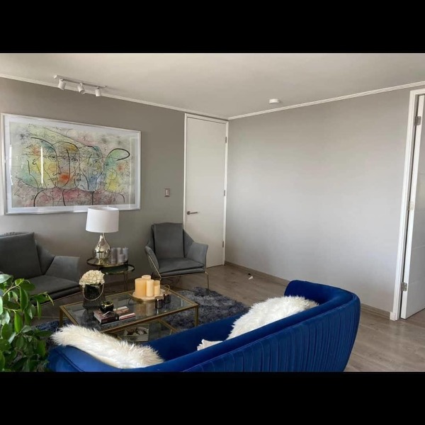 Aplicación de pintura gris semento