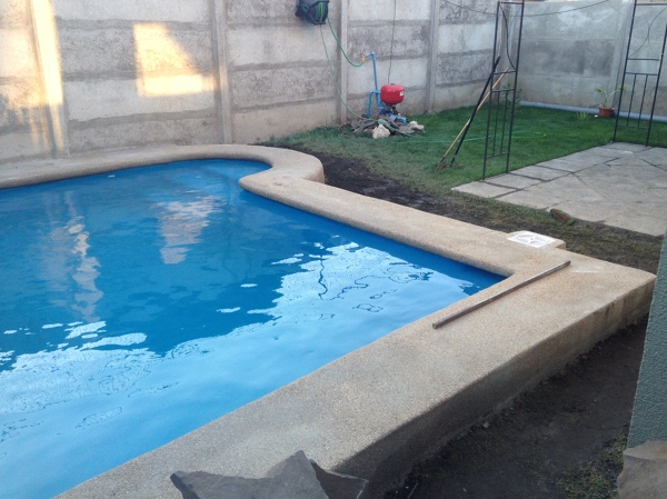 piscina de 2.5x5 con escalera de hormigón desplazada hacia afuera