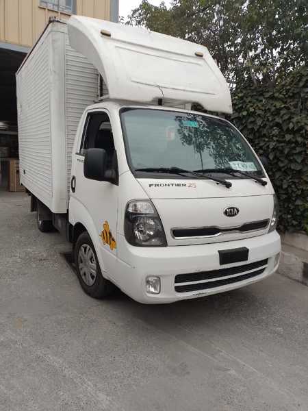 Camioneta Kia frontier cerrada y equipada.