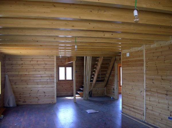 Living con vigas a la vista