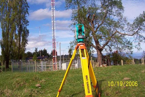medición verticalidad en torre contraventada