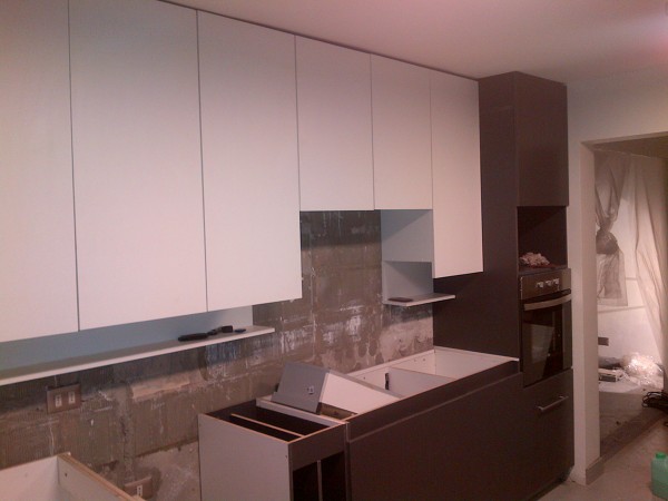 MUEBLES DE COCINA EN PROCESO DE INSTALACIÓN.