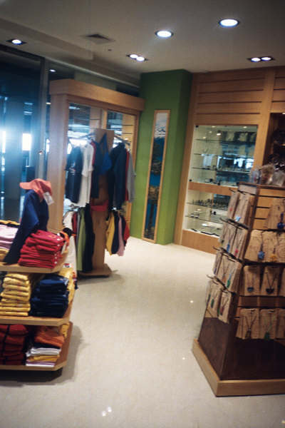 Muebles para locales Toc's, aeropuerto Pudahuel. Chile