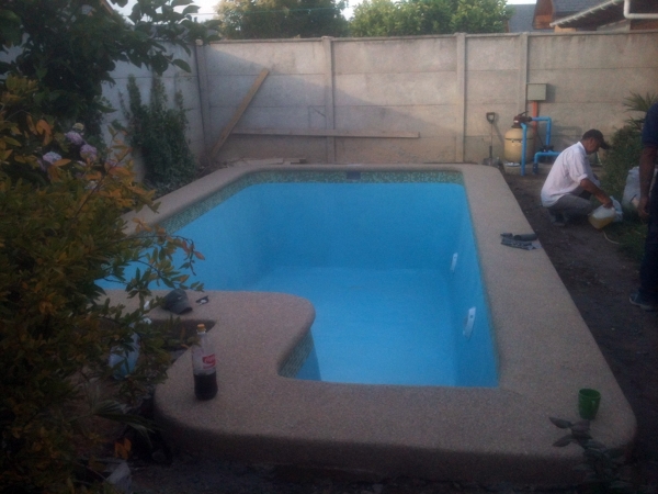 Piscina con escala cuadrada