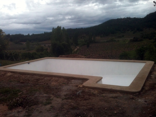 Piscina con escala rectangular