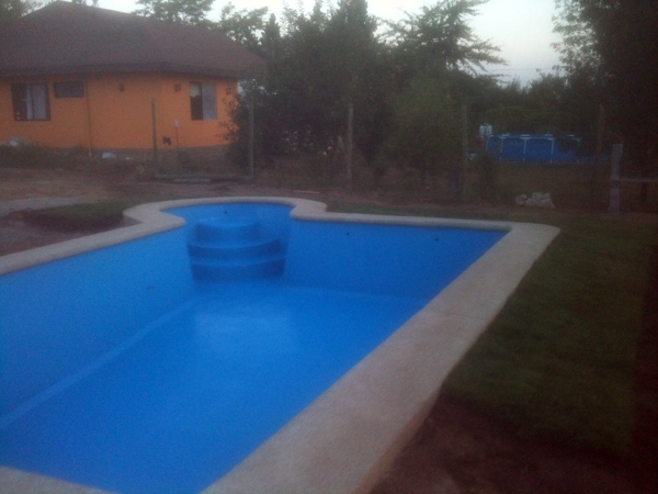 Piscina con escala redonda
