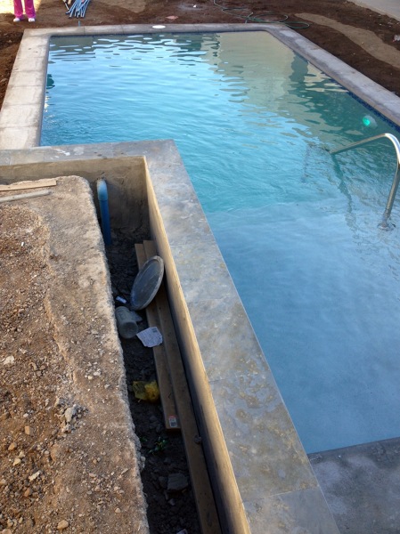 Piscina y jardinera