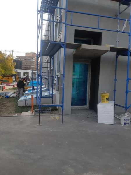 revestimiento de fachada de  edificio y local comercial